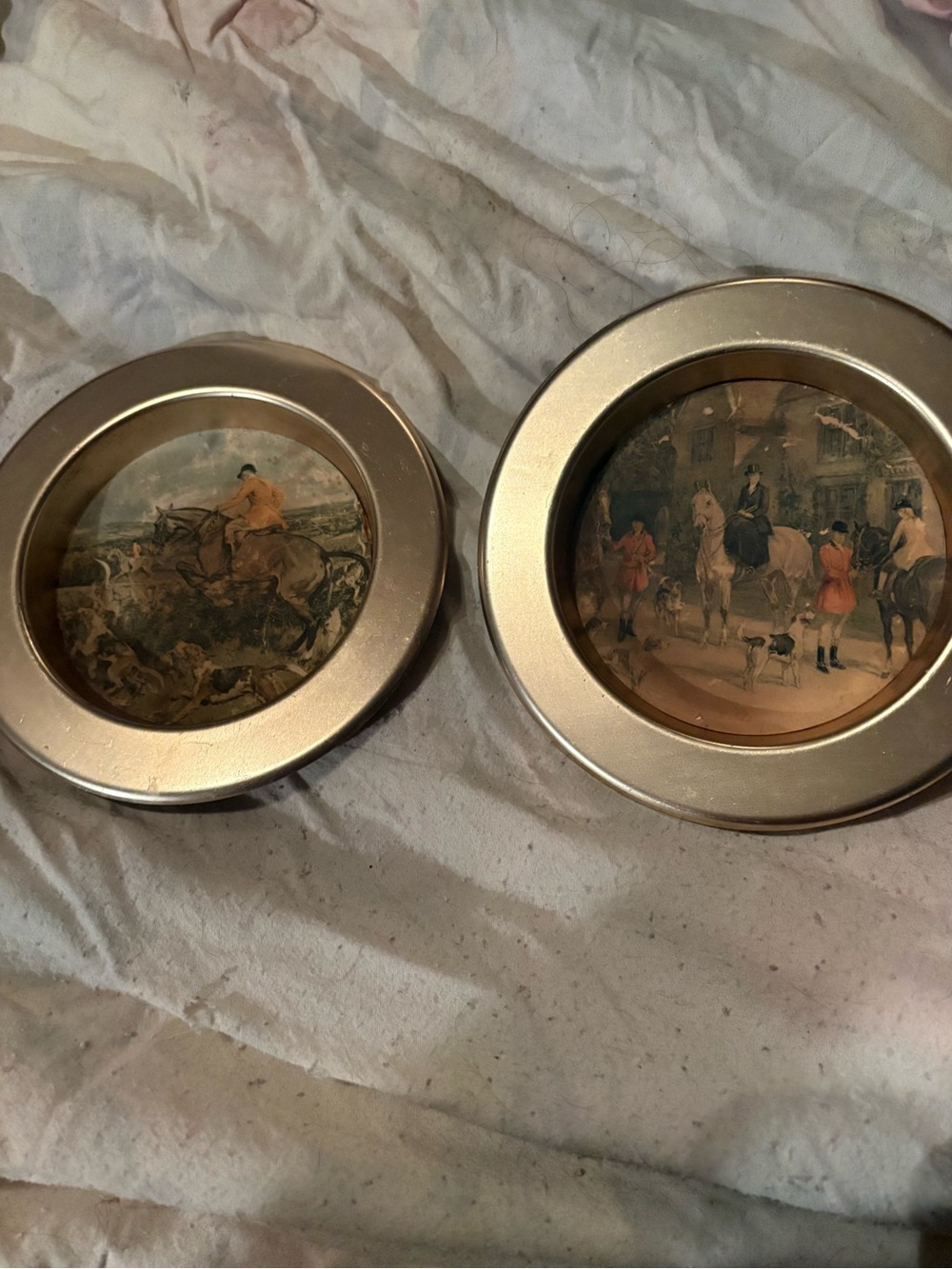 Round Gold Metal Picture Frame with Equestrian Print (Gold)